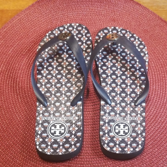 tory burch flip flops size 6